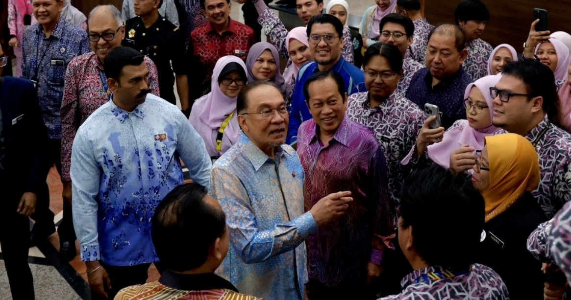 PM Anwar umum bantuan kewangan RM500 Aidilfitri untuk penjawat awam, pesara terima RM250