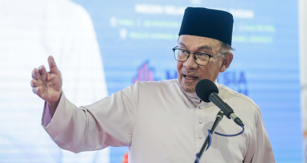 Anwar extends cash aid to Pahang fisherman’s family under ‘Ziarah Madani’ initiative